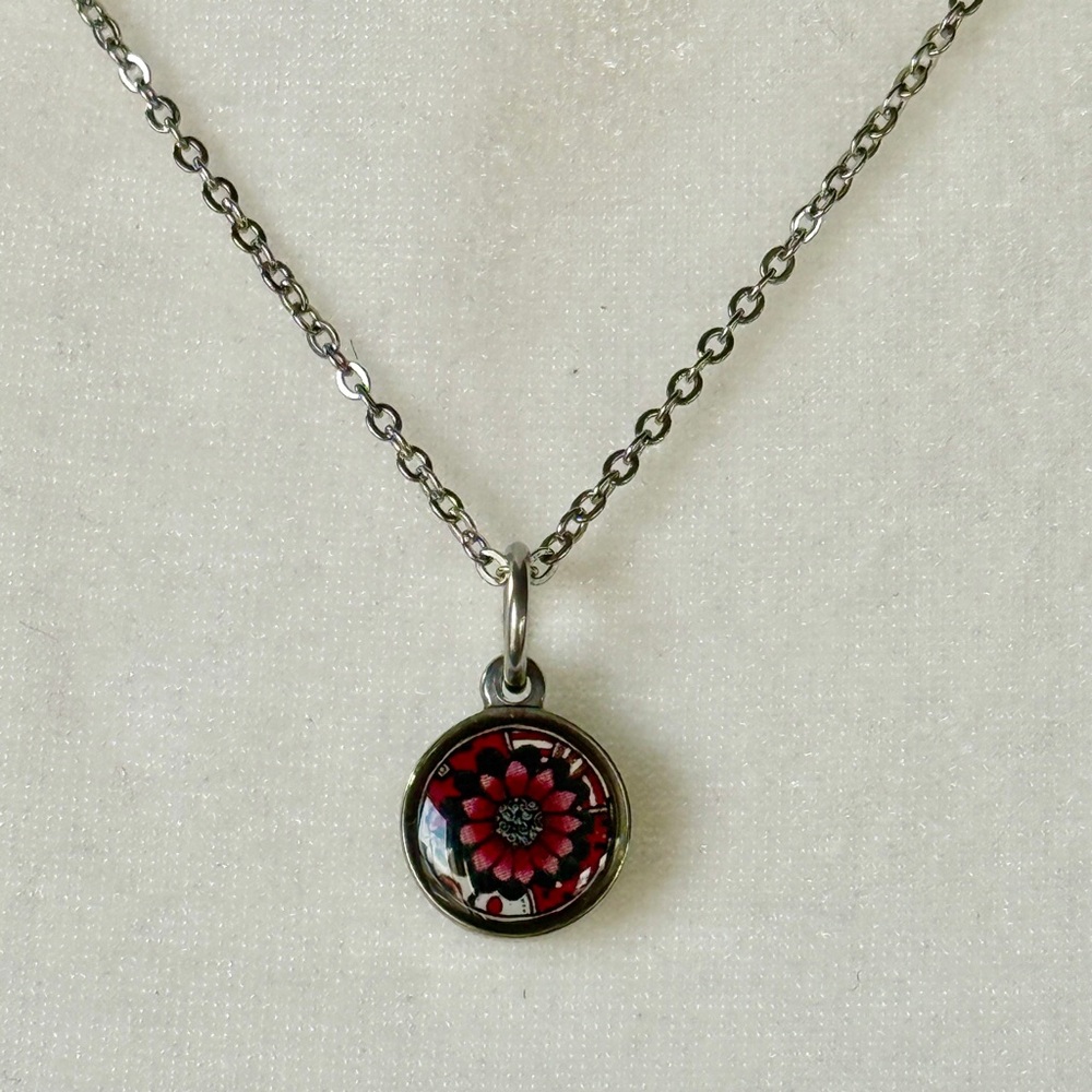 NEW without TAGS Reversible Red Flower Small Circle Necklace - Picture 4 of 12